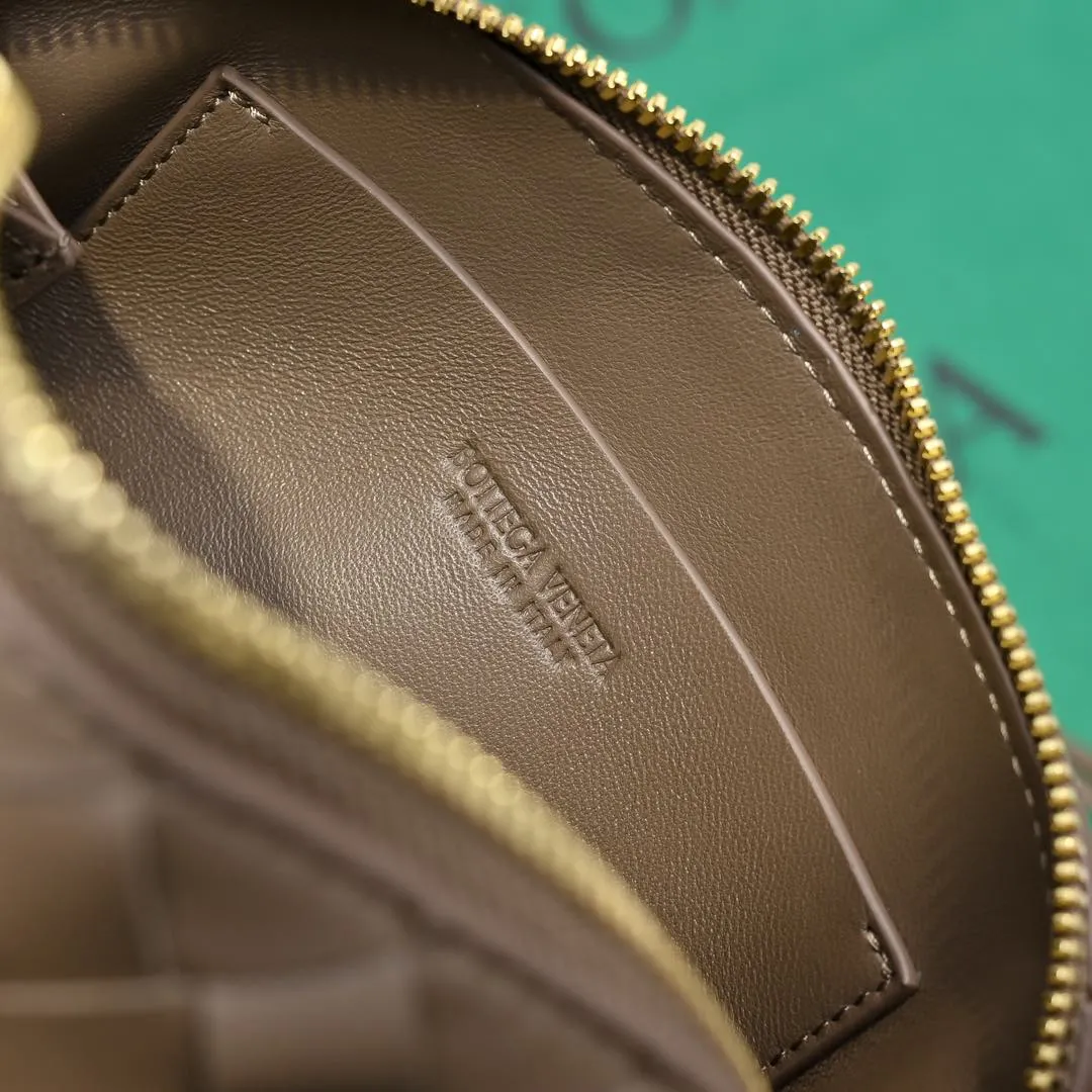 Batch 1260 #Bv The new Concert pouch is the most beautiful and practical mini bag I have ever seen 🎈 The bag body adopts the classic lntrecciato weaving process✅ It is equipped with a leather double-headed zipper, the opening is wide, easy to take and put, the shoulder strap knot can be slid to adjust the length freely, that is, 🉑️crossbody/underarm, and can be used as a clutch bag. Small body, large capacity, so practical! The key is that it is extremely versatile! Come and buy this small, exquisite, beautiful and versatile bag 👍 Model: 4258 Size: 18.5*11.5*8.5